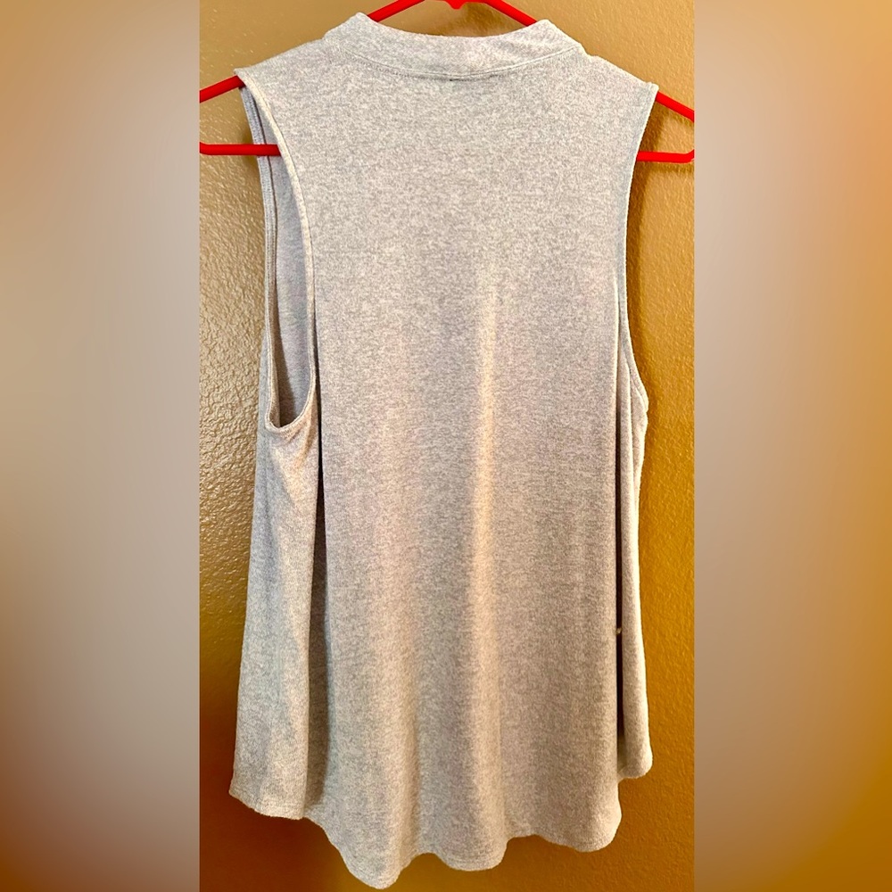 Express top. Size Medium - Picture 2 of 3
